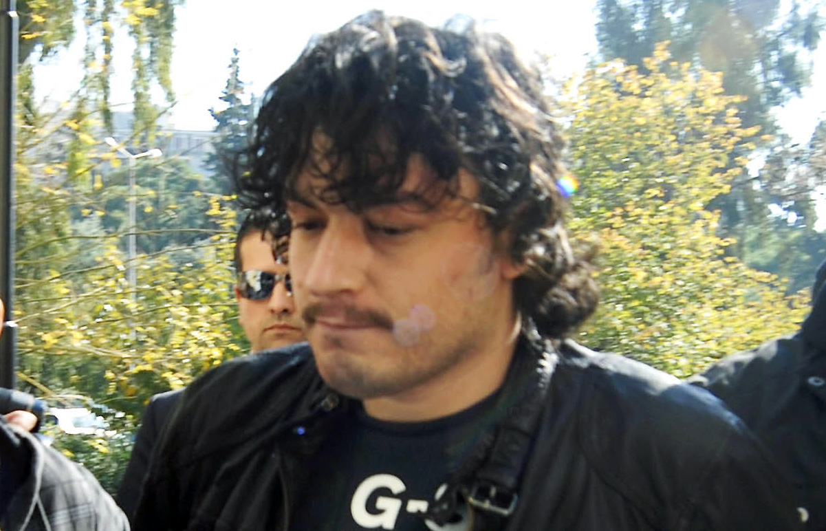 Tërbohen grekët me reperin e njohur “Tus” me bluzë “kuq e zi” që bëri këngë greke për Alket Rizain (Video) Tërbohen grekët me reperin e njohur “Tus” me bluzë “kuq e zi” që bëri këngë greke për Alket Rizain (Video)