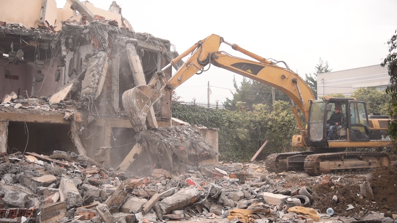 VIDEO/ Vijon puna për hapjen e kantierit të Unazës së Madhe, prishet ndërtesa 3 – katëshe te Astiri