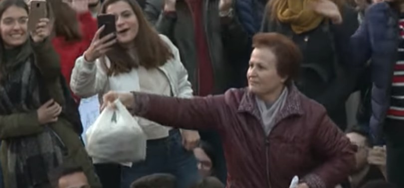 Nëna, protestuesit dhe shpresa Nëna, protestuesit dhe shpresa