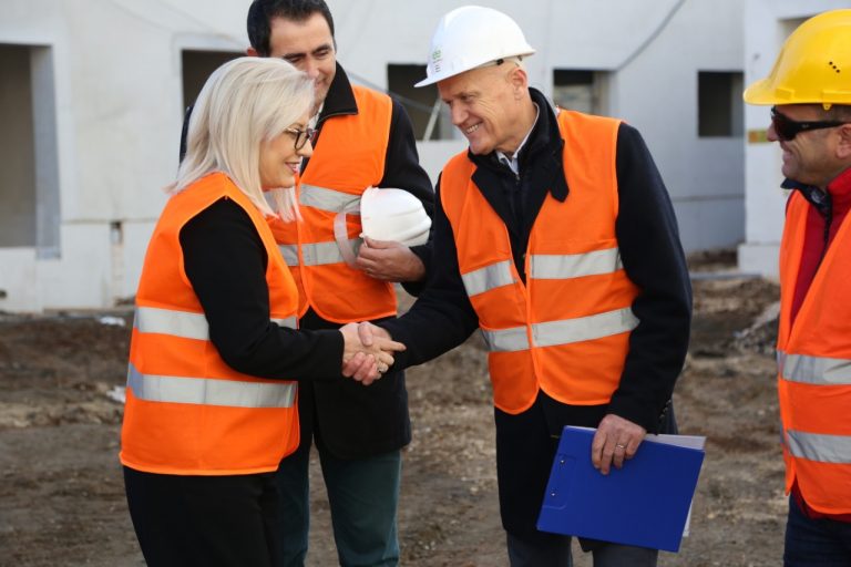 Ministrja Nikolla inspekton punimet në konviktet e studentëve Ministrja Nikolla inspekton punimet në konviktet e studentëve