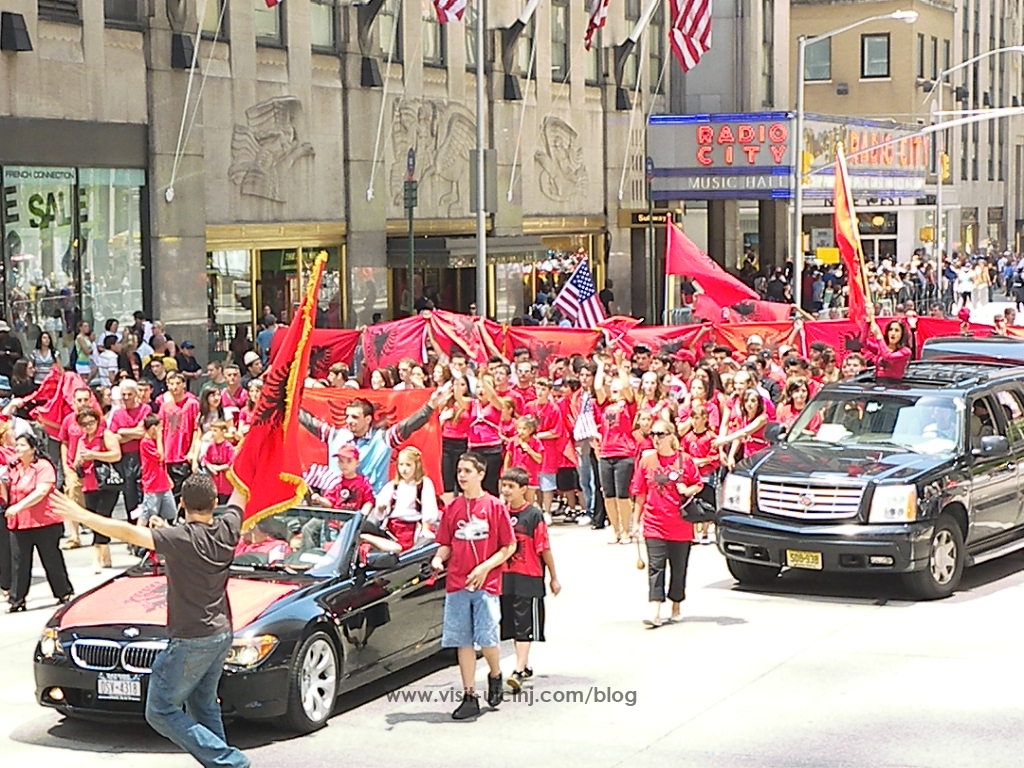 Shqiptarët përplasen me grekët në New York, ndërhyn policia (Video) Shqiptarët përplasen me grekët në New York, ndërhyn policia (Video)