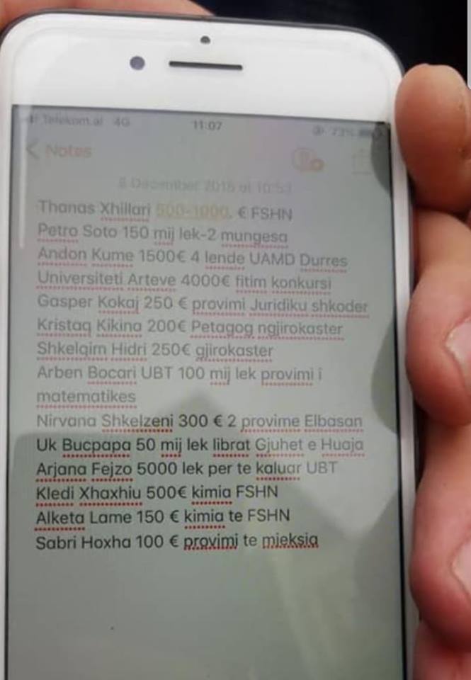 “Larg politika, larg parlamenti”… studentët kërkojnë vetingun e disa prej pedagogëve që bëjnë pazar me provimet “Larg politika, larg parlamenti”… studentët kërkojnë vetingun e disa prej pedagogëve që bëjnë pazar me provimet