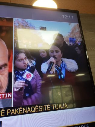 FOTO/ Ndërkohë që Rama fton studentët për dialog, pedagogia ithtare e Berishës përgjigjet sërish nga protesta: S’ka dialog! FOTO/ Ndërkohë që Rama fton studentët për dialog, pedagogia ithtare e Berishës përgjigjet sërish nga protesta: S’ka dialog!