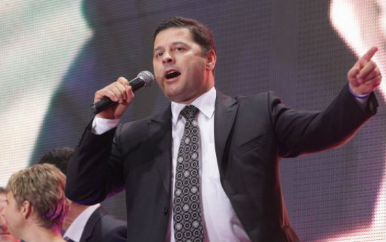 Shpërthen i irrituar Pjerin Ndreu: Ju që keni vëllezërit të dënuar me bu.rg të përj.etshëm, familjes time i shifni targën! Shpërthen i irrituar Pjerin Ndreu: Ju që keni vëllezërit të dënuar me bu.rg të përj.etshëm, familjes time i shifni targën!