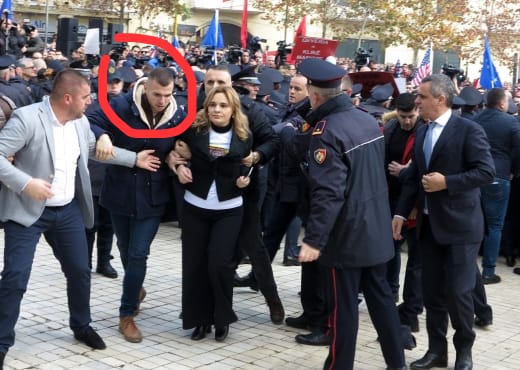 FOTO/ Ju kujtohet “Bodyguardi” i Monikës që e nxorri nga turma? Sekretari politik i LSI ishte sot në protestë si “student”