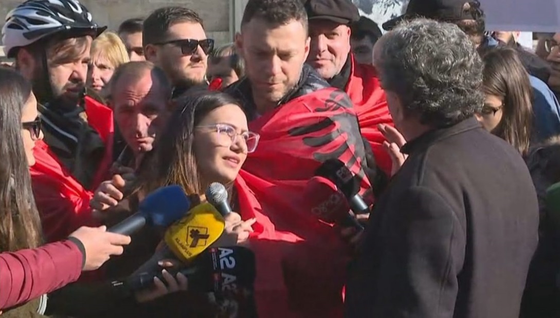 Ooo Mushak, luj venit! Erdhën mitingasht, prej importit! Ooo Mushak, luj venit! Erdhën mitingasht, prej importit!