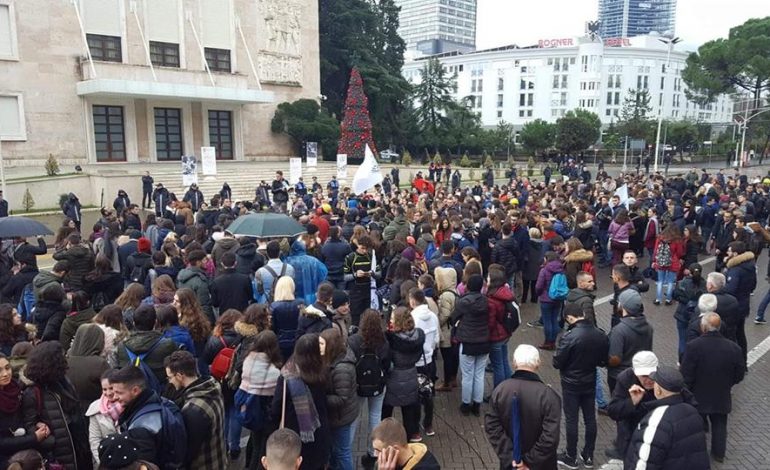 VIDEO/ Tensione në protestë, sudentët largojnë aktivistin e lëvizjes “Për Universitetin” VIDEO/ Tensione në protestë, sudentët largojnë aktivistin e lëvizjes “Për Universitetin”