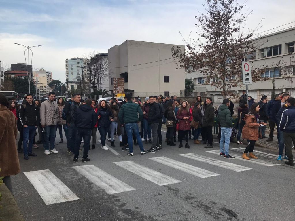 “Edi Rama ule kokën, se studentët ta q*** motrën”, tërbohet gazetari: Ky brez është skandaloz… Ma prishët ditën! “Edi Rama ule kokën, se studentët ta q*** motrën”, tërbohet gazetari: Ky brez është skandaloz… Ma prishët ditën!