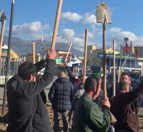 FOTO/ Me lopata e sëpata nëpër duar, djali i Fahriut “fryn” banorët e “Astirit” FOTO/ Me lopata e sëpata nëpër duar, djali i Fahriut “fryn” banorët e “Astirit”