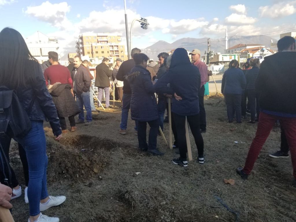 Hyjnë në fuqi ndryshimet në Kodin Penal: Burg për protestuesit që godasin apo sulmojnë me mjete të ndryshme policin dhe për personat që bllokojnë qarkullimin e mjeteve në rrugë automobilistike! Hyjnë në fuqi ndryshimet në Kodin Penal: Burg për protestuesit që godasin apo sulmojnë me mjete të ndryshme policin dhe për personat që bllokojnë qarkullimin e mjeteve në rrugë automobilistike!