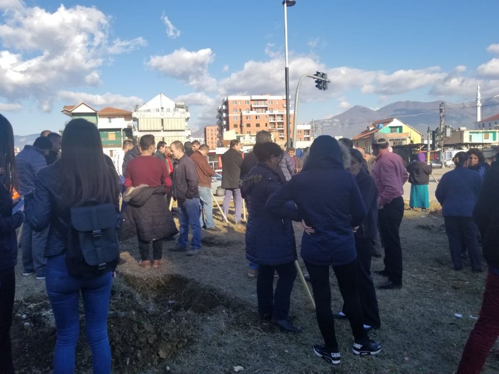 Apeli i gazetares: Ti banor i Unazës e ke inatin me Qeverinë, po mua pse më bllokon rrugën!? Apeli i gazetares: Ti banor i Unazës e ke inatin me Qeverinë, po mua pse më bllokon rrugën!?