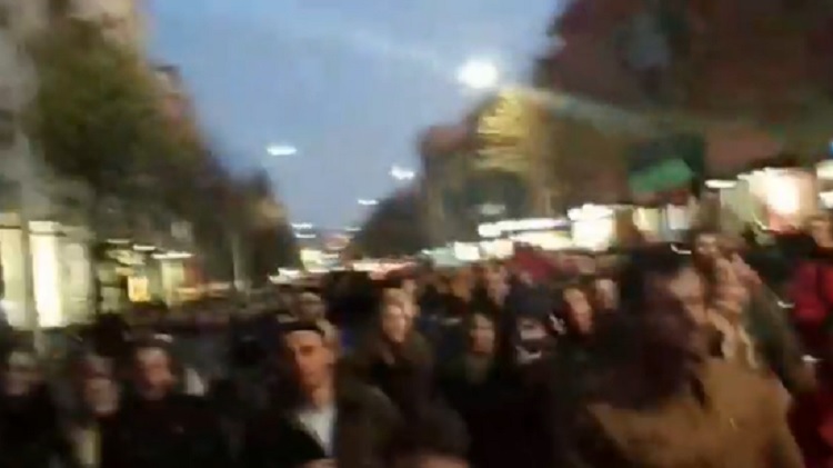 VIDEO/ Opozita përçan studentët, nxit me “tentakulat” brenda protestës të marshohet drejt Zogut të Zi VIDEO/ Opozita përçan studentët, nxit me “tentakulat” brenda protestës të marshohet drejt Zogut të Zi