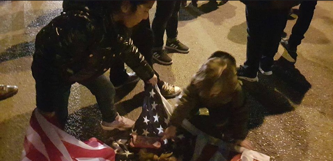 Protestuesit te Unaza, një minutë heshtje për… George Bush! Protestuesit te Unaza, një minutë heshtje për… George Bush!