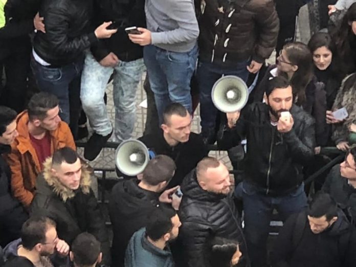 PD tenton të infiltrohet në protestën e studentëve, ja kandidati i saj për deputet me pankarta dhe megafon