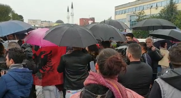 Studentët mbushin rrugët e Shkodrës, ja kërkesat e tyre Studentët mbushin rrugët e Shkodrës, ja kërkesat e tyre