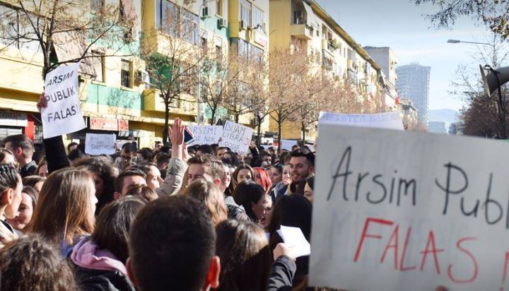 Protesta e studentëve/ Basha nuk ndalet: Deputeti i PD që zotëron një universitet privat, nxjerr studentët e tij në protestë