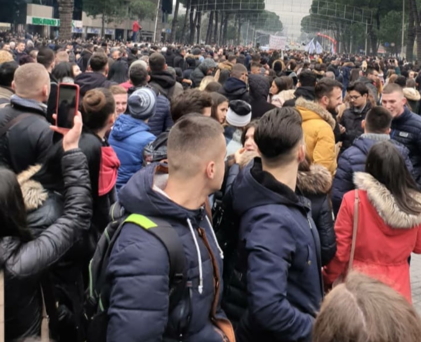 Foto/ Një tjetër student i “papolitizuar” në mesin e protestuesve Foto/ Një tjetër student i “papolitizuar” në mesin e protestuesve
