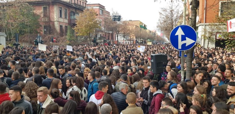 Deklarata e Nikollës/ Studentëve u hapet “oreksi”, thirrje në kor: Arsim publik falas! Deklarata e Nikollës/ Studentëve u hapet “oreksi”, thirrje në kor: Arsim publik falas!
