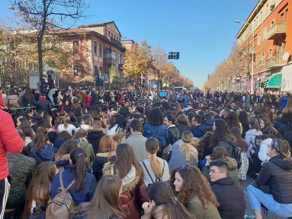 Foto/ Studentët bllokojnë rrugën e Durrësit, zbardhet shkresa me 4 kushte
