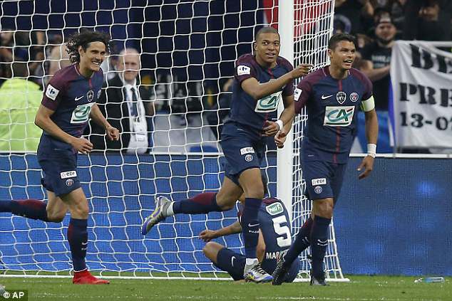 Kapitenit i Paris Saint-Germain, Thiago Silva duke luajtur ë Nantë, hajdutët i vjedhin në shtëpi 1 milion euro! Kapitenit i Paris Saint-Germain, Thiago Silva duke luajtur ë Nantë, hajdutët i vjedhin në shtëpi 1 milion euro!