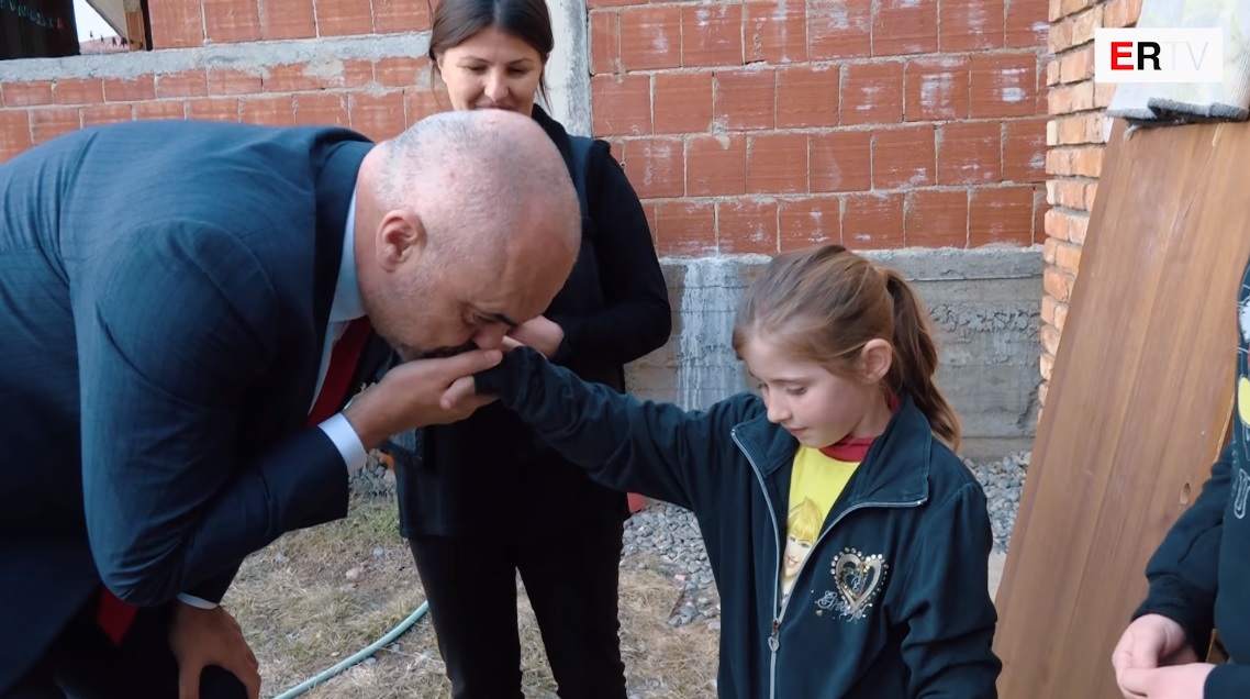 Rrugëtimi në shtëpitë më të varfra: Rama viziton nënën me 3 vajza Rrugëtimi në shtëpitë më të varfra: Rama viziton nënën me 3 vajza