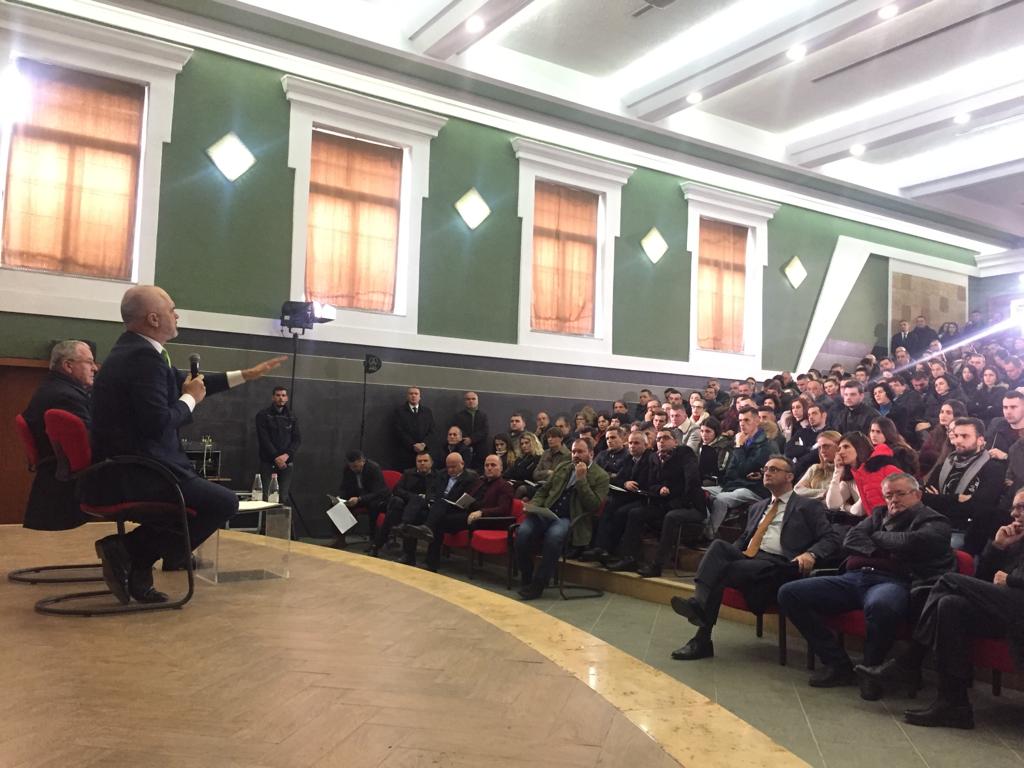 Fotot nga takimi i kryeministrit me studentët e pedagogët në UBT dhe detaji që tregon sa real është diskutimi Fotot nga takimi i kryeministrit me studentët e pedagogët në UBT dhe detaji që tregon sa real është diskutimi