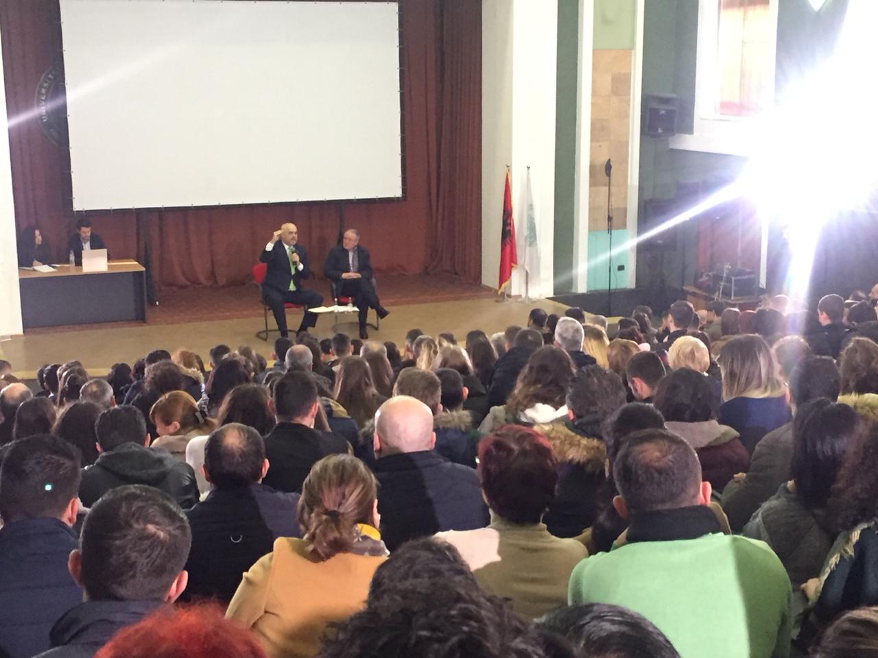 Rama: Ulen tarifat në 50% për të gjithë studentët Rama: Ulen tarifat në 50% për të gjithë studentët