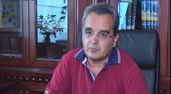 Poli-pasaniku i Politeknikut, Andrea Maliqari, “mal” me pasuri: 7 hyrje, 3 vetura luksi, 26 llogari, 27 paga, 10 vende pune Poli-pasaniku i Politeknikut, Andrea Maliqari, “mal” me pasuri: 7 hyrje, 3 vetura luksi, 26 llogari, 27 paga, 10 vende pune