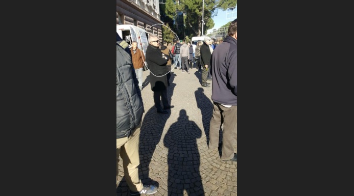 Protesta para Kryeministrisë/ Dhëndërushi kishte turnin e natës, në krye të protestës në turnin e ditës deputeti i PD (Foto) Protesta para Kryeministrisë/ Dhëndërushi kishte turnin e natës, në krye të protestës në turnin e ditës deputeti i PD (Foto)