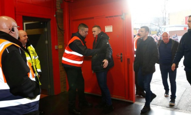 Rooney… kush?! Legjenda e “Man United” injorohet dhe kontrollohet rreptësisht nga agjenti i sigurisë Rooney… kush?! Legjenda e “Man United” injorohet dhe kontrollohet rreptësisht nga agjenti i sigurisë