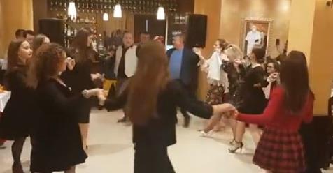 Baba Mondi bën festën e fundvitit: Kryemadhi kërcen me Azgan Haklajn “valle trimash” pasi e shkatërroi Edi Ramën… me britma Baba Mondi bën festën e fundvitit: Kryemadhi kërcen me Azgan Haklajn “valle trimash” pasi e shkatërroi Edi Ramën… me britma