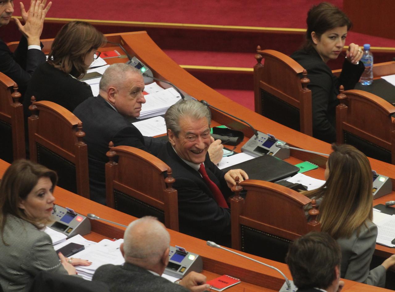 “Vesi del me shpirtin”! Sali Berisha nuk i zgjidh punët me vezë, thirrje frikësuese: Edi Rama të qëllohet edhe me … “Vesi del me shpirtin”! Sali Berisha nuk i zgjidh punët me vezë, thirrje frikësuese: Edi Rama të qëllohet edhe me …