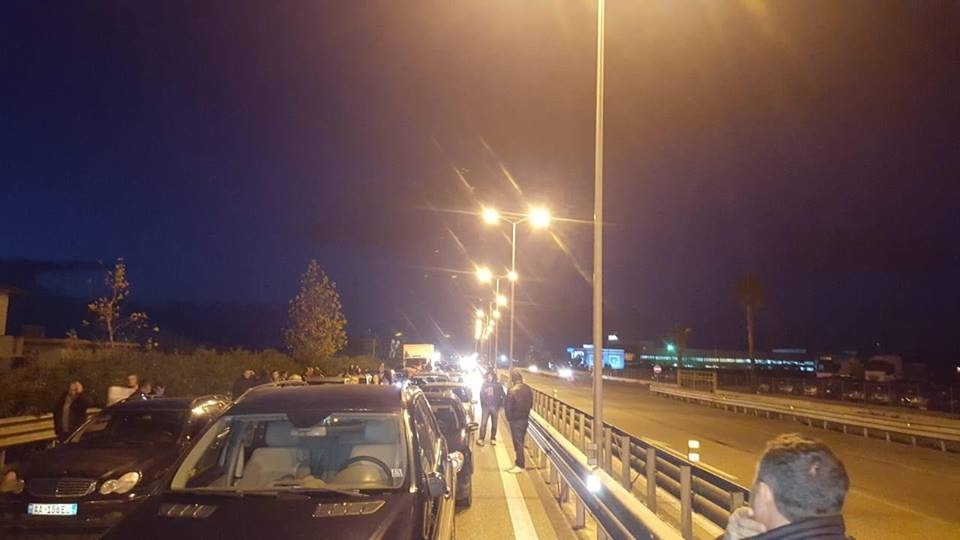 VIDEO/ Nuk janë fermerët, protestën në Kavajë e udhëheq kryetari i PD dhe e transmeton live në facebook VIDEO/ Nuk janë fermerët, protestën në Kavajë e udhëheq kryetari i PD dhe e transmeton live në facebook