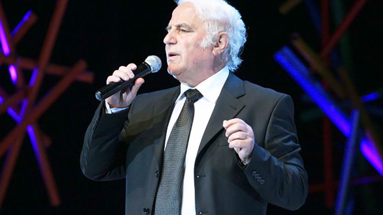 Një shuplakë për “demokomunistët” që kanë grabitur PD! I burgosuri politik dhe artisti i madh Sherif Merdani me paterica për të votuar!