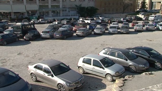 Dy vëllezër marrim me grushta e tulla ballit pronarin e një parkimi, çudit policia Dy vëllezër marrim me grushta e tulla ballit pronarin e një parkimi, çudit policia