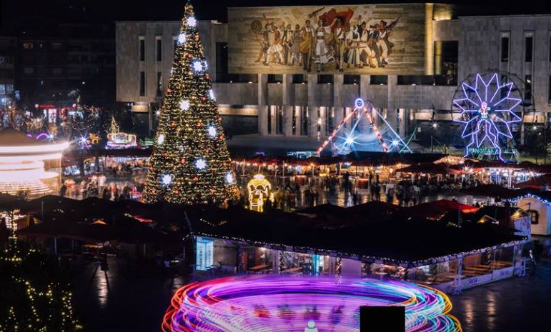 AFP publikon pamje nga atmosfera festive në sheshin “Skënderbej” AFP publikon pamje nga atmosfera festive në sheshin “Skënderbej”