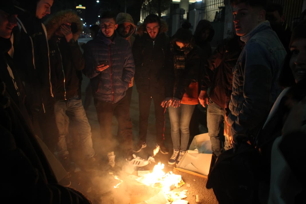Studentët përgatiten për ta gdhirë para kryeministrisë Studentët përgatiten për ta gdhirë para kryeministrisë