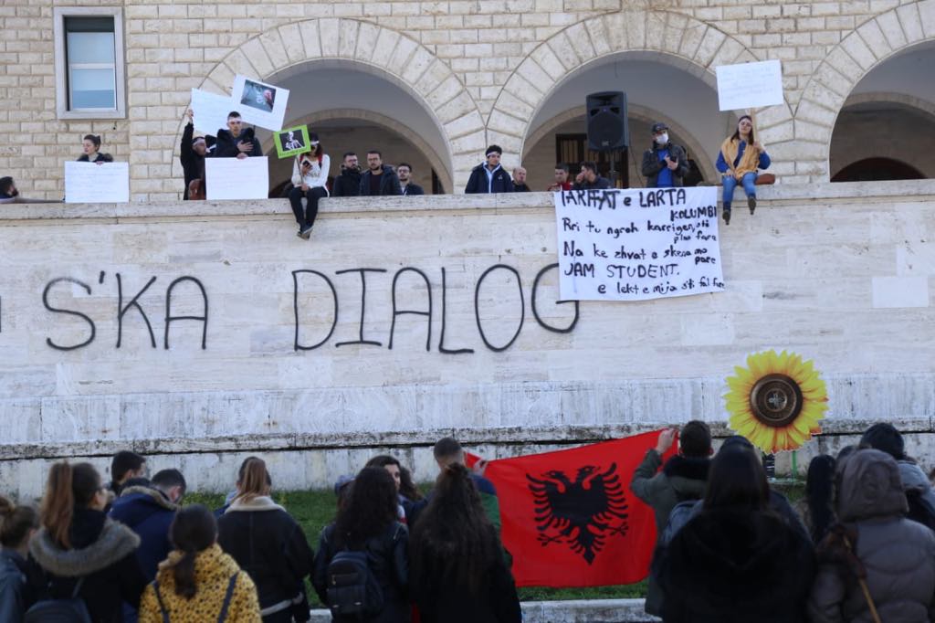 Studentë apo huliganë…? Protestojnë duke zhgarravitur mbi muret e një ndërtese historike Studentë apo huliganë…? Protestojnë duke zhgarravitur mbi muret e një ndërtese historike