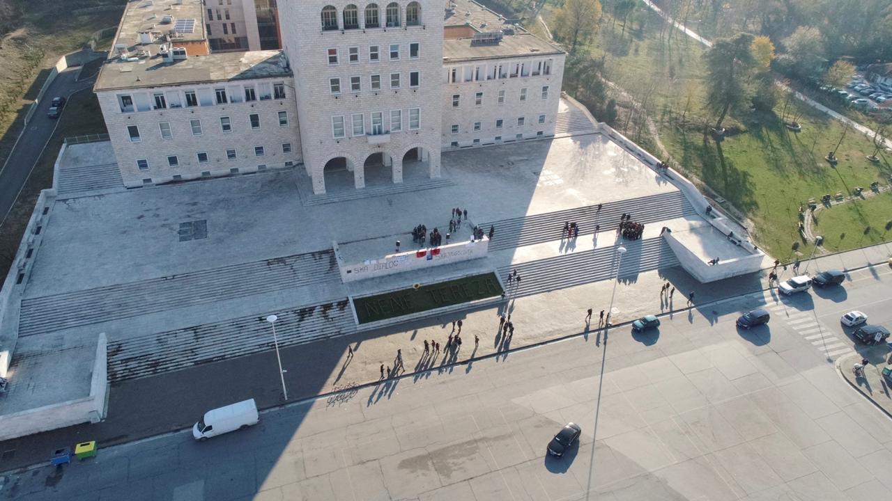 VIDEO+FOTO/ Pamjet nga protesta përballë kryeministrisë dhe tek Politekniku VIDEO+FOTO/ Pamjet nga protesta përballë kryeministrisë dhe tek Politekniku