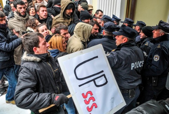 Studentët e Prishtinës ngrihen në protestë, por ja ç’ndodhi! Studentët e Prishtinës ngrihen në protestë, por ja ç’ndodhi!