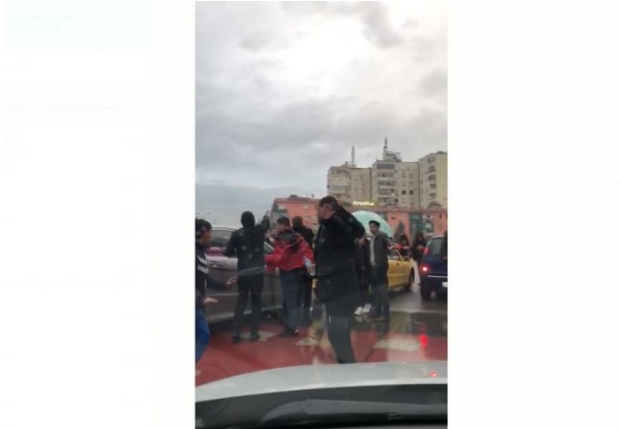 VIDEO/ Një burrë u përgjërohet studentëve t’i hapin rrugën të dërgoj në spital nënën në gramat e fundit… ata e injorojnë në mynyrë të turpshme VIDEO/ Një burrë u përgjërohet studentëve t’i hapin rrugën të dërgoj në spital nënën në gramat e fundit… ata e injorojnë në mynyrë të turpshme