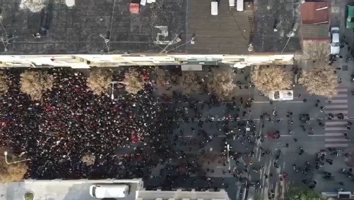 VIDEO/ Studentët në protestë, dalin pamjet me dron përpara Ministrisë së Arsimit