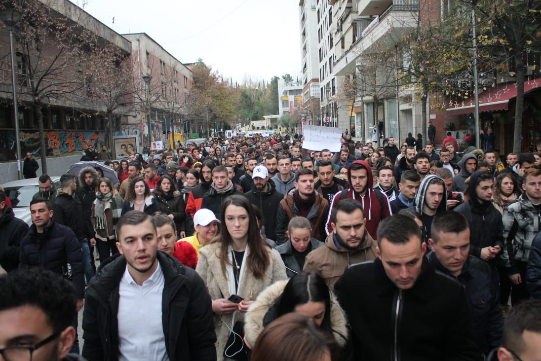 Protesta e studentëve në ditën e tyre të 3-të, parakalojnë në qytet duke kënduar himnin Protesta e studentëve në ditën e tyre të 3-të, parakalojnë në qytet duke kënduar himnin