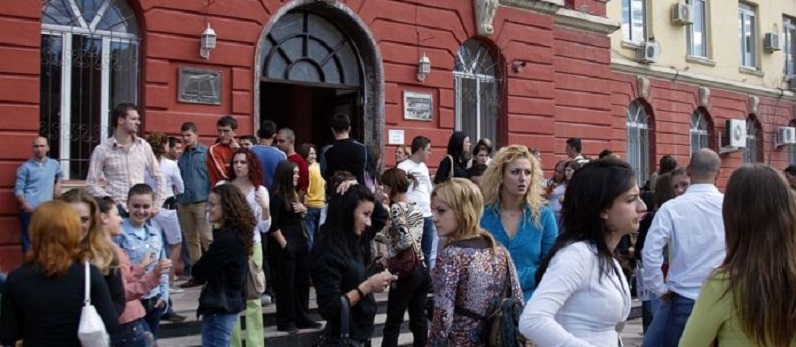 Buxheti i shtetit kontribuon me 75% të tarifave universitare, studentët 25% Buxheti i shtetit kontribuon me 75% të tarifave universitare, studentët 25%