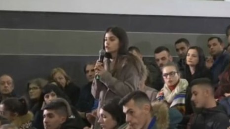 Pasi replikoi me Ramën, largohet nga takimi studentja: Doni të na përçani! Pasi replikoi me Ramën, largohet nga takimi studentja: Doni të na përçani!