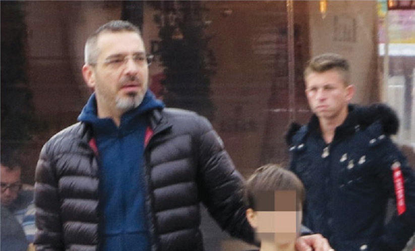 FOTOT/ Ish-ministri Tahiri i veshur sportiv del shëtitje me djalin në sheshin “Skënderbej” FOTOT/ Ish-ministri Tahiri i veshur sportiv del shëtitje me djalin në sheshin “Skënderbej”