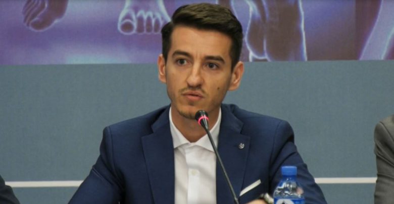 “Mallkon shkodrani: ‘T’hyft vetja n’qejf”! Plas lufta mes “Organizata Politike” dhe Taulant Mukës që do “dekoratat” “Mallkon shkodrani: ‘T’hyft vetja n’qejf”! Plas lufta mes “Organizata Politike” dhe Taulant Mukës që do “dekoratat”