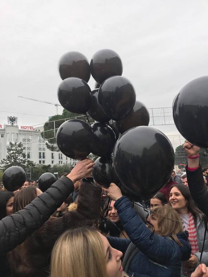 Shqipëria apo Sonja është në zi kombëtare”! Gruaja e Vasalit sjell condom të zi për tollumbac në protestë! (Foto) Shqipëria apo Sonja është në zi kombëtare”! Gruaja e Vasalit sjell condom të zi për tollumbac në protestë! (Foto)