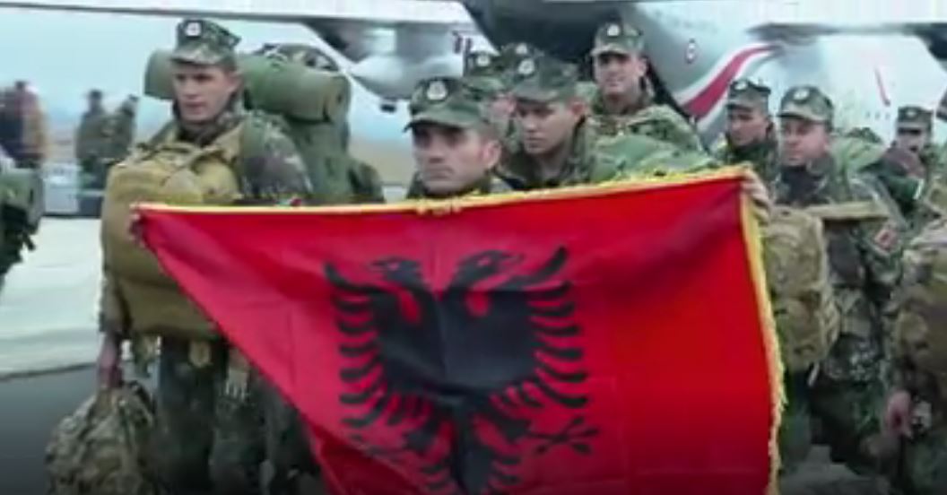 Ushtari kthehet nga misioni në Afganistan për t’i bërë një surprizë familjes për Krishtlindje, kjo video do t’iu përlot Ushtari kthehet nga misioni në Afganistan për t’i bërë një surprizë familjes për Krishtlindje, kjo video do t’iu përlot