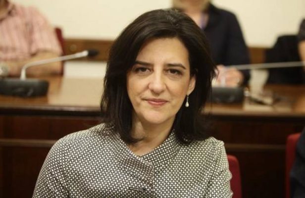 Reagimi i pazakontë i deputetes greke: “Edhe sa shqiptarëve do iu ngulim thi.kën në zemër prej racizmit”?! Reagimi i pazakontë i deputetes greke: “Edhe sa shqiptarëve do iu ngulim thi.kën në zemër prej racizmit”?!